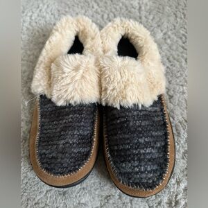 Balance man made, Very confortable and cozy slippers. Size 9-10. Men/women. New